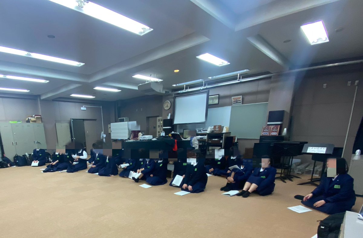 春休み明け初めての1週間お疲れ様でした😵
新一年生のみなさん高校生活に少しは慣れましたか？
今日もたくさんの1年生が来てくれて合唱部一同嬉しい気持ちでいっぱいです🥹
来週も1週間毎日仮入部やってます！1回でもいいので是非お待ちしております🎶🎹
写真は今日来てくれた新一年生の皆さんです！