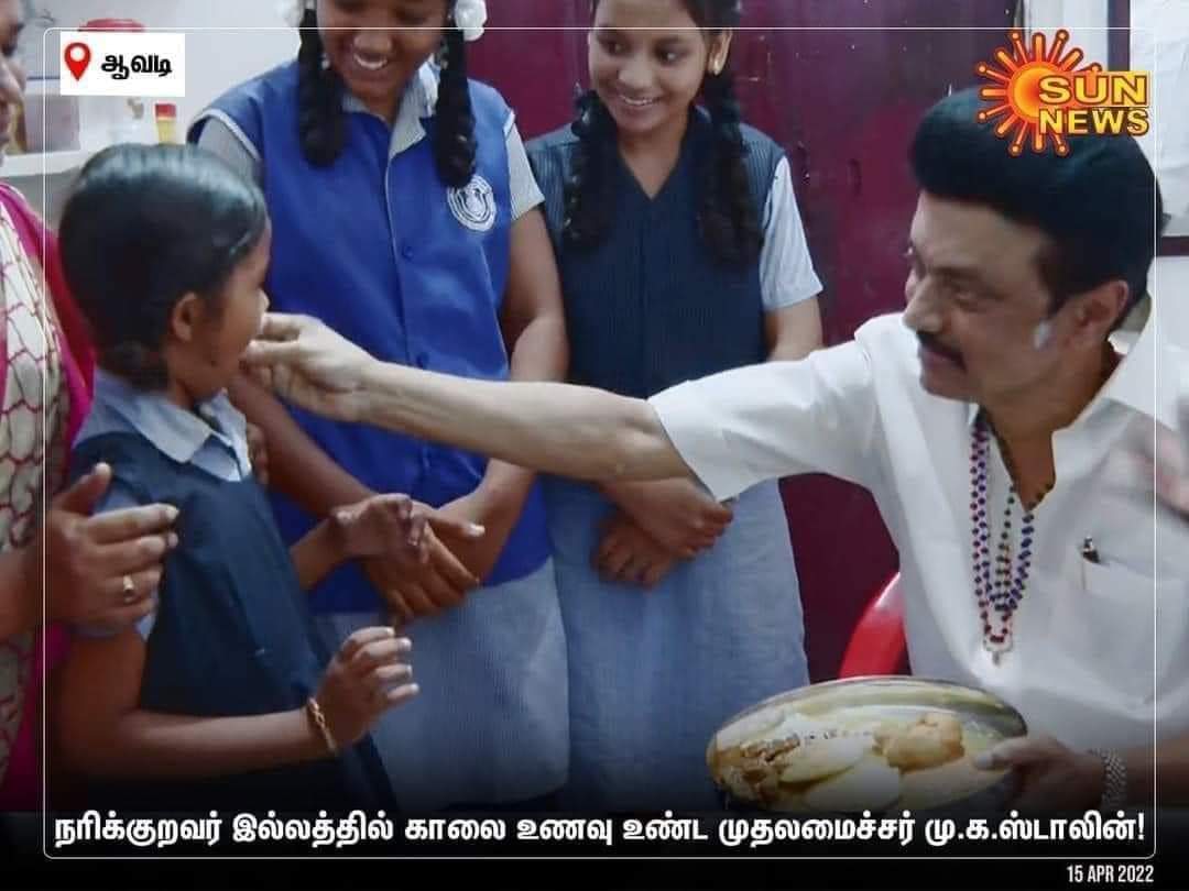 Kovaimanoj's tweet photo. (அரசு விடுமுறை) லீவு நாளிலும் பள்ளி சீருடையுடன் ஓய்வில்லாமல் உழைக்கும் பள்ளி மாணவர்கள்...
#hatsoff 👏 #adforlife https://t.co/1iKO9V8bcv