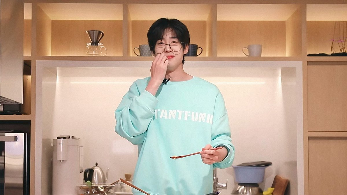 wooyafiles's tweet photo. ramen with chef woo 🍜 #한승우 https://t.co/RNtJkVvQkP