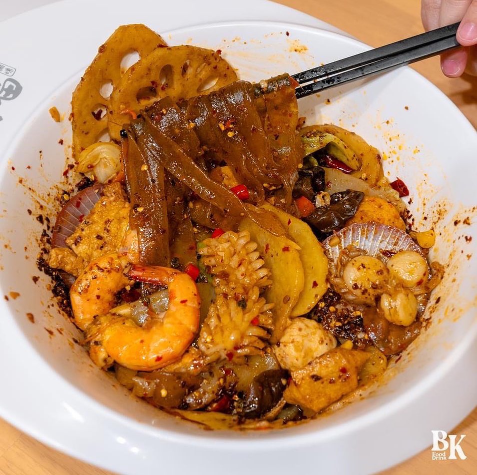 BKreviewth's tweet photo. นี่แหละหม่าล่าที่ตามหา!!รสชาติสำเนาถูกต้องจากหูหนาน เผ็ดชาแต่อร่อยแบบบ้าไปแล้ว โคตรถึงเครื่อง 💥เลือกตักเครื่องเองได้ขีดละ 45ใส่ได้ตามชอบ เส้นมันหวานอร่อยมาก มีอาหารจีนเป็นจานๆด้วย💮พิกัดร้าน  LaMeow Spicycat อยู่เซ็นทรัลเวิล์ดชั้น 7 แถวชาบูเจ้าดัง HaiDiLao
#BKreview #อร่อยบอกต่อ https://t.co/CWEIMVnNbc