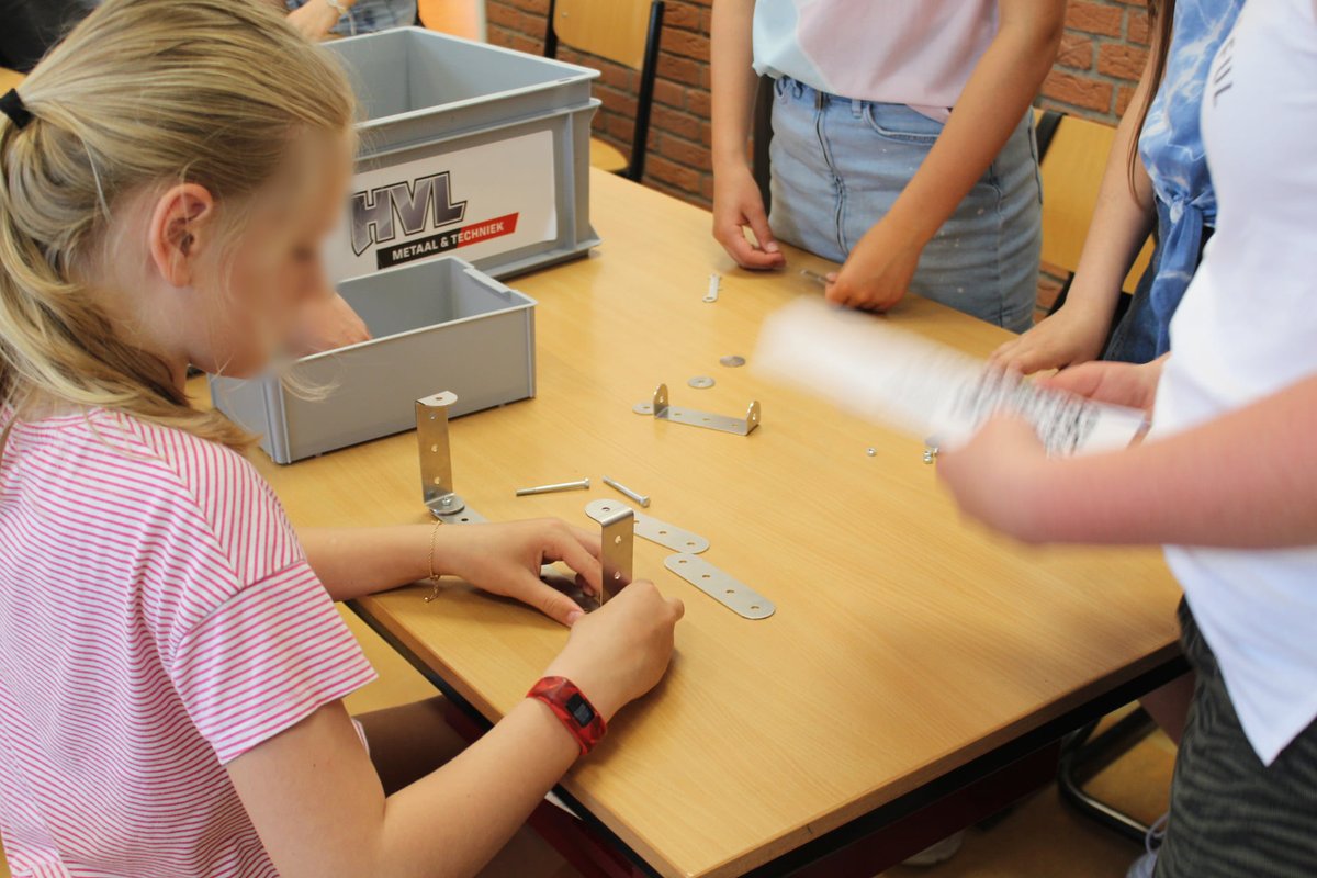 Hightech Helmond – de Peel komt direct naar jouw klaslokaal! Wij bieden namelijk speciale hightech #leskisten. Hiermee kan jij met je klas techniek ervaren. Kijk voor meer informatie op: hightechhelmonddepeel.nl/leskisten/
#techniekindeklas #techniekonderwijs