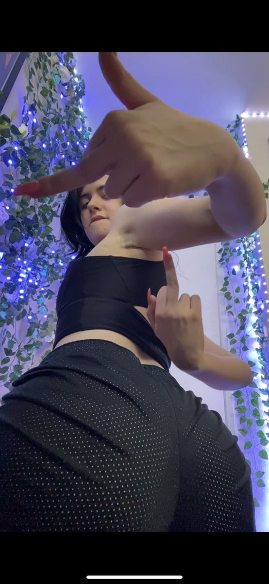 derobat's tweet photo. Middle fingies up https://t.co/Ms0gvwCLYc
