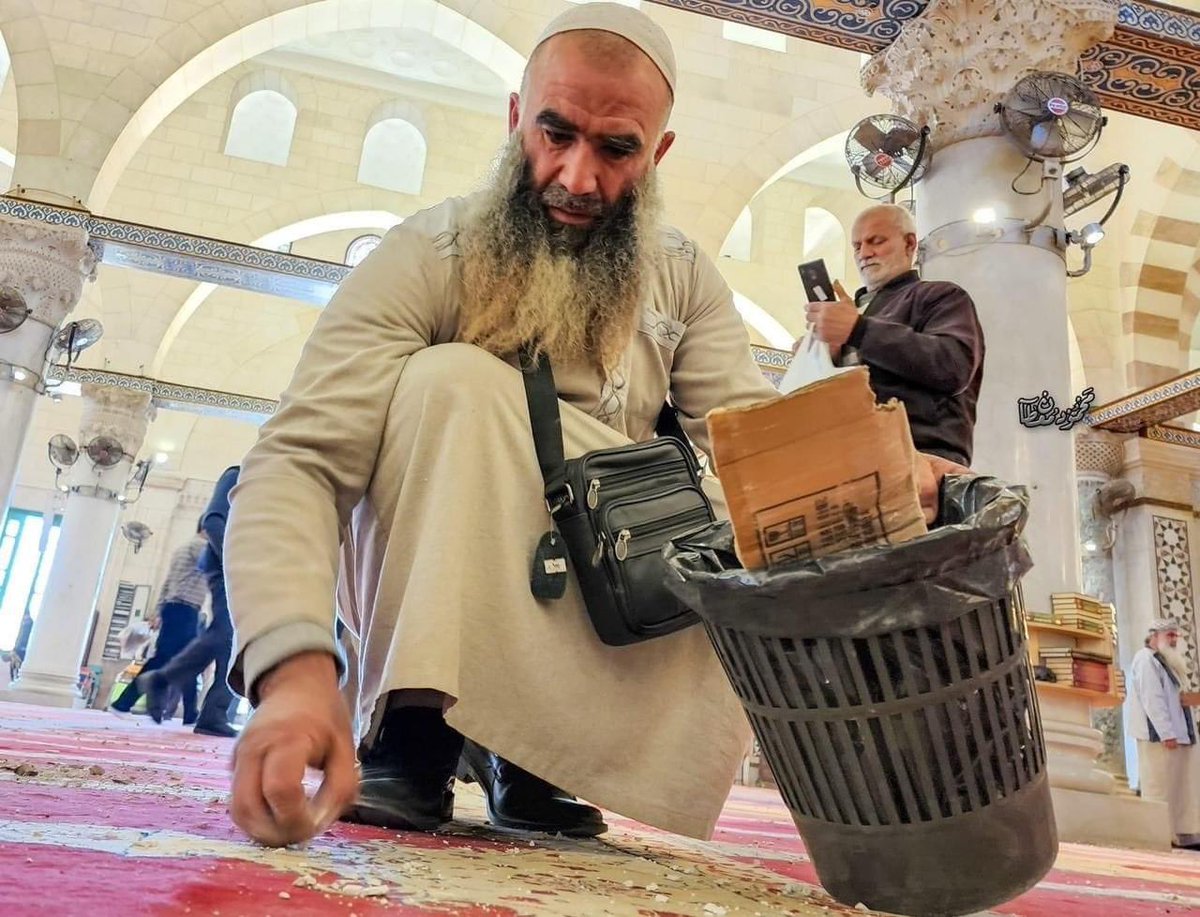 abdalafo's tweet photo. تنظيف المصلى القبلي من آثار المواجهات والاعتداء تجهيزاً لاستقبال المصلين الوافدين لصلاة الجمعة.. https://t.co/dm5eFR2Jf2