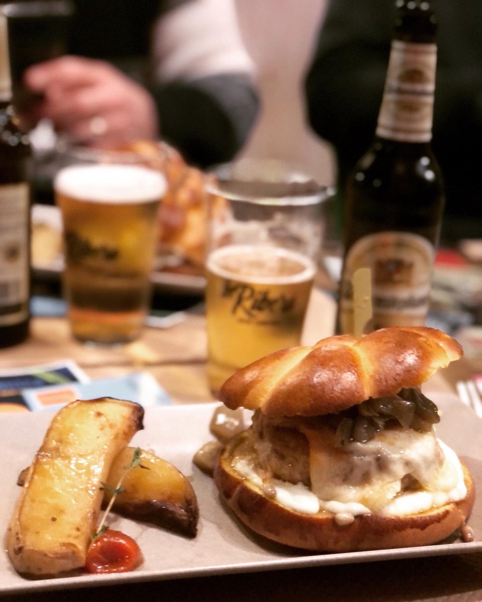 LA MURCIANICA de #clubdelahamburguesaperfecta de <a href="/FreakBurguerInt/">FBI Murcia</a> 🍔

Hamburguesa de asado pollo de corral 🍗 y verdura gratinada con provolone, sobre base de alioli de leche 🧄 y pan de calabaza 🎃 asada, maridada con Weihenstephaner Pilsen por <a href="/lariberabeer/">La Ribera Beer</a>