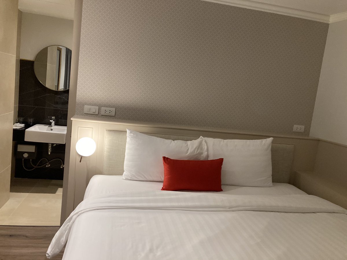 Staythcom's tweet image. #โรงแรมสุดคุ้ม The Mulberry Bangkok Khaosan Road shorturl.at/qtAF8 อยู่บนถนนข้าวสาร ด้านหน้าที่พักมีร้าน Potato corner และอยู่ใกล้ป้ายรถเมล์ จึงทำให้เดินทางสะดวก ภายในห้องพักดี เตียงนุ่ม หลับสบาย ห้องน้ำสะอาดแบ่งโซนอย่างดี มีตู้เย็น และไดร์เป่าผม โดยรวมคุ้มมากๆ