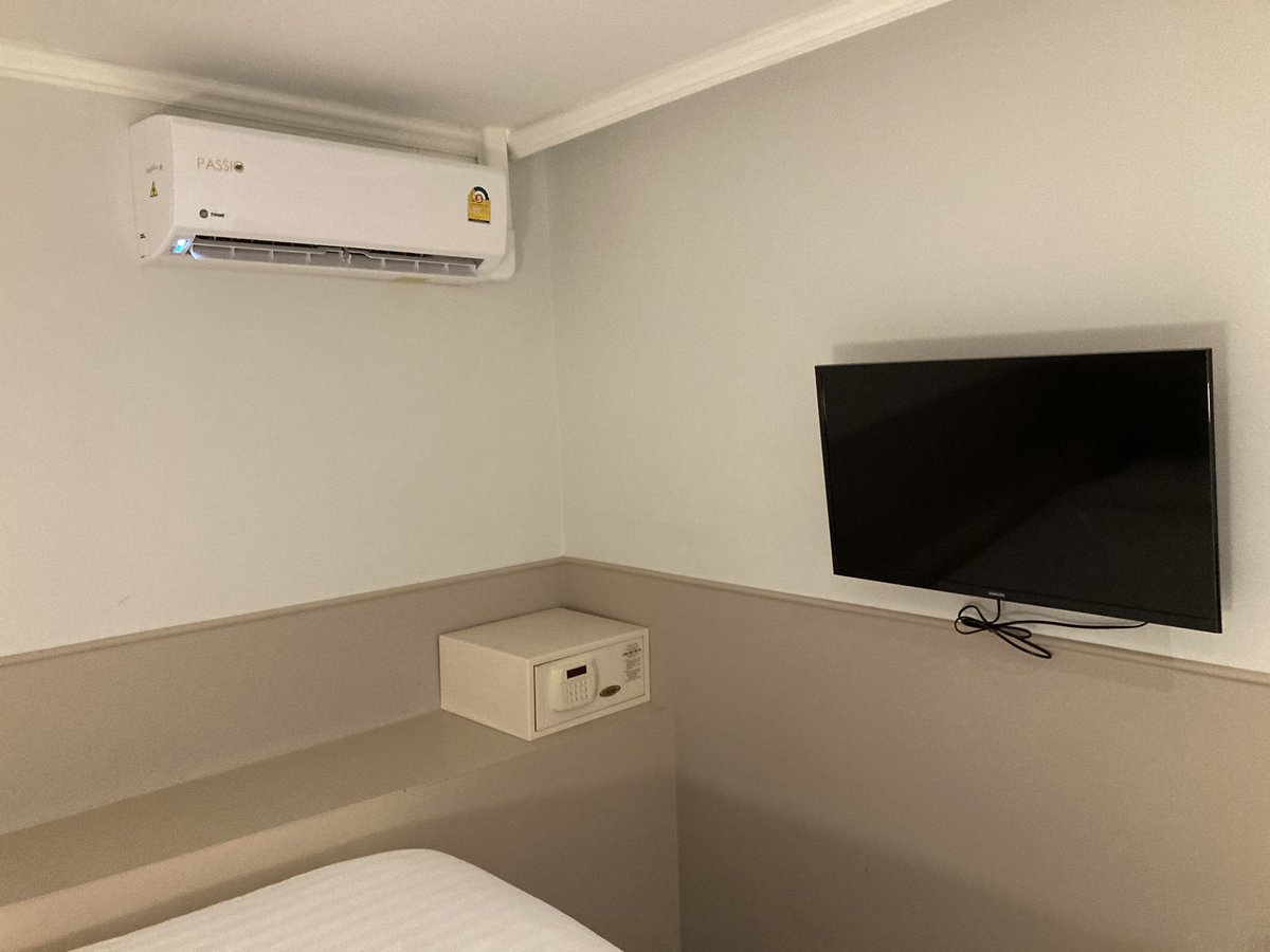 Staythcom's tweet image. #โรงแรมสุดคุ้ม The Mulberry Bangkok Khaosan Road shorturl.at/qtAF8 อยู่บนถนนข้าวสาร ด้านหน้าที่พักมีร้าน Potato corner และอยู่ใกล้ป้ายรถเมล์ จึงทำให้เดินทางสะดวก ภายในห้องพักดี เตียงนุ่ม หลับสบาย ห้องน้ำสะอาดแบ่งโซนอย่างดี มีตู้เย็น และไดร์เป่าผม โดยรวมคุ้มมากๆ