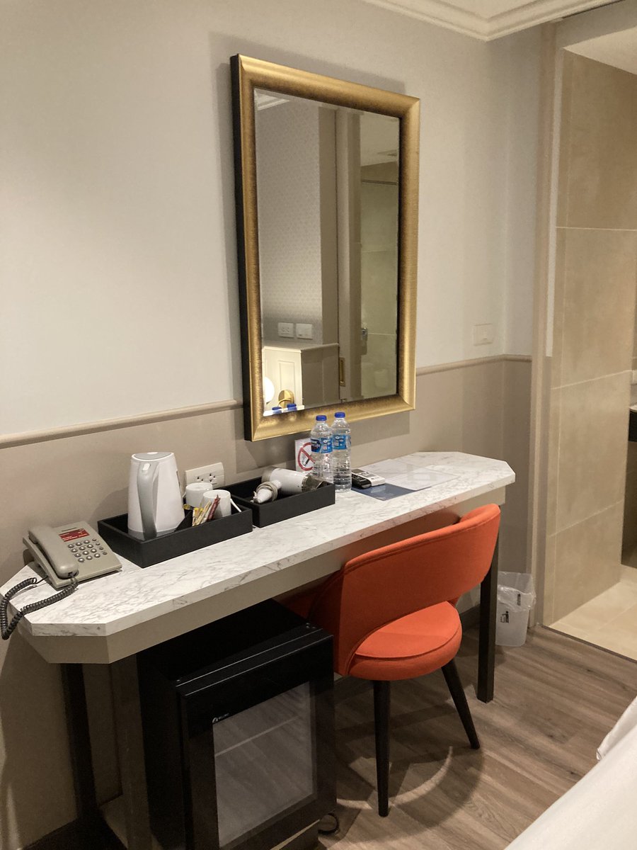 Staythcom's tweet image. #โรงแรมสุดคุ้ม The Mulberry Bangkok Khaosan Road shorturl.at/qtAF8 อยู่บนถนนข้าวสาร ด้านหน้าที่พักมีร้าน Potato corner และอยู่ใกล้ป้ายรถเมล์ จึงทำให้เดินทางสะดวก ภายในห้องพักดี เตียงนุ่ม หลับสบาย ห้องน้ำสะอาดแบ่งโซนอย่างดี มีตู้เย็น และไดร์เป่าผม โดยรวมคุ้มมากๆ