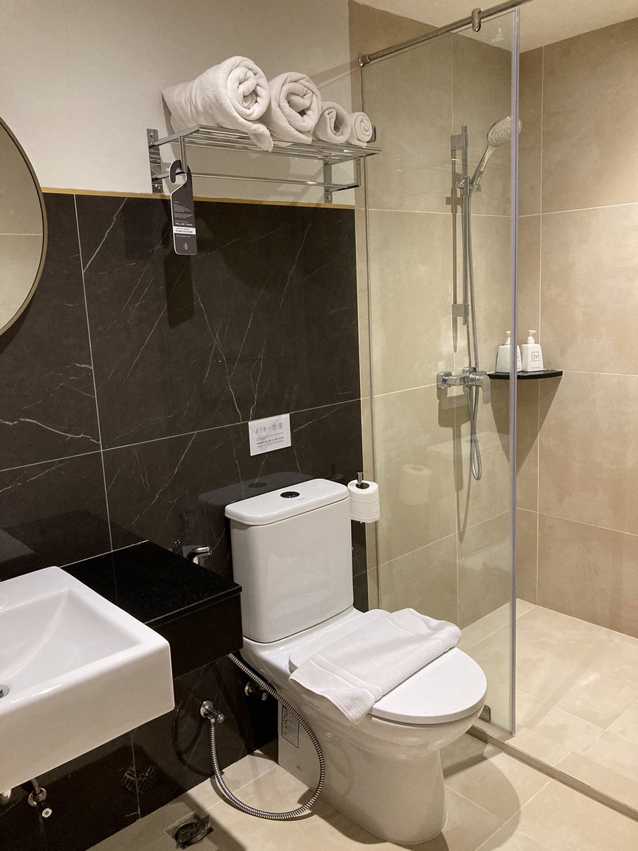 Staythcom's tweet image. #โรงแรมสุดคุ้ม The Mulberry Bangkok Khaosan Road shorturl.at/qtAF8 อยู่บนถนนข้าวสาร ด้านหน้าที่พักมีร้าน Potato corner และอยู่ใกล้ป้ายรถเมล์ จึงทำให้เดินทางสะดวก ภายในห้องพักดี เตียงนุ่ม หลับสบาย ห้องน้ำสะอาดแบ่งโซนอย่างดี มีตู้เย็น และไดร์เป่าผม โดยรวมคุ้มมากๆ