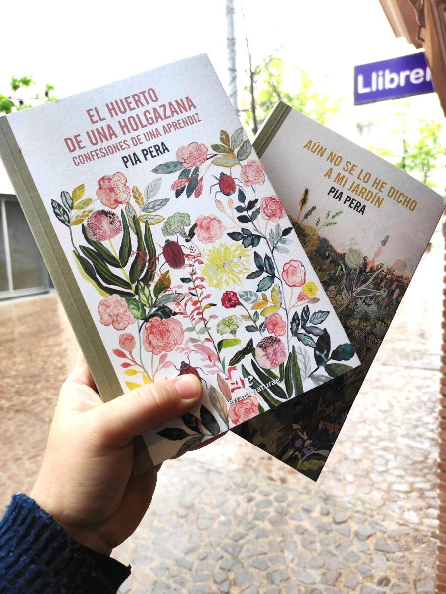 NoviembreLibros's tweet photo. ¿Un huerto salvaje, un jardín lleno de hierbajos podrían ser tu paraíso salvaje y terapéutico?
#PiaPera comparte su experiencia vital en estos dos libros "El huerto de una holgazana" y "Aún no se lo he dicho a mi jardín".
Sus memorias de aprendiz y su vínculo con la naturaleza. https://t.co/mWXau2h0po