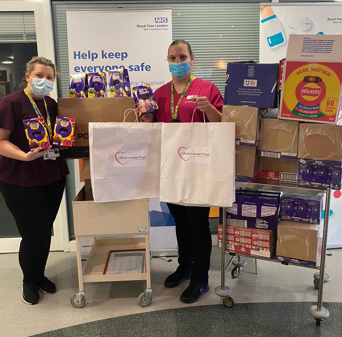 PlayTeam_Barnet's tweet photo. Thank you @lifeinlondontrust for this amazing donation of Easter eggs for the children @barnethospital. You made a lot of children and parents smile this week!! #actsofkindness #easter2022 #childreninhospital #playinhospital #healthplayspecialist #happinessmatters https://t.co/xVsfEtGO5U