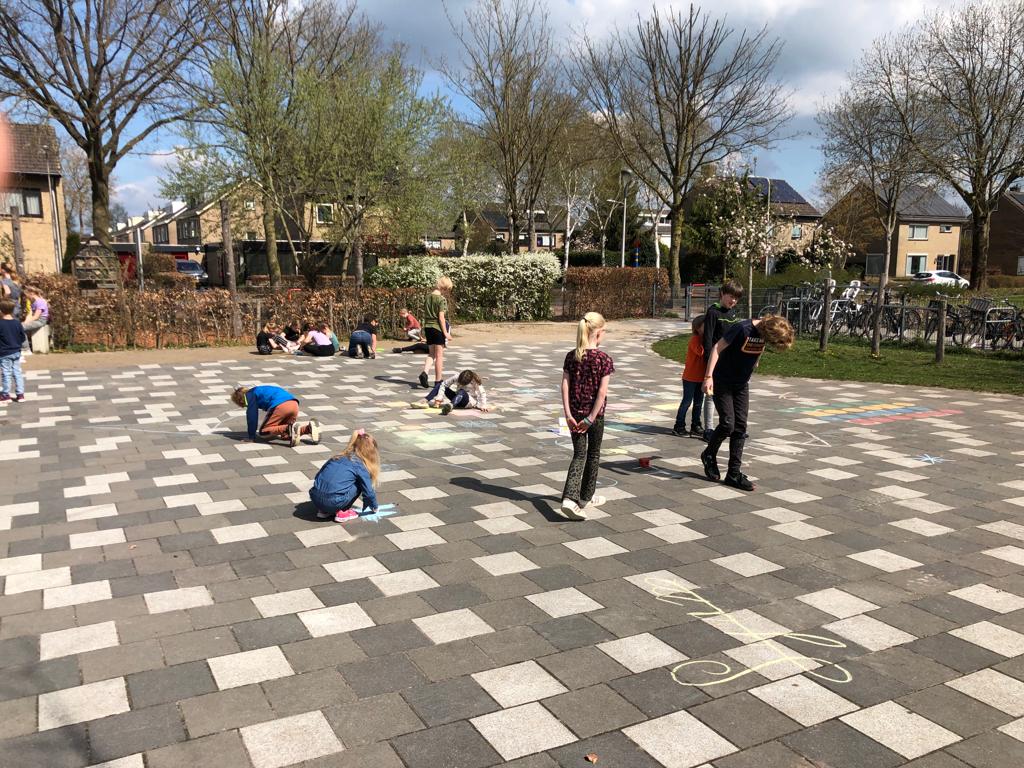 Fijn om gezamenlijk weer een paasviering te mogen vieren gisteren op school, met vervolgens een heerlijke brunch in de klas en paasspelletjes op het plein. Het enthousiasme van de kinderen en het heerlijke weer zorgden voor een mooi einde van deze dag! Fijne paasdagen! 🐣🥚
