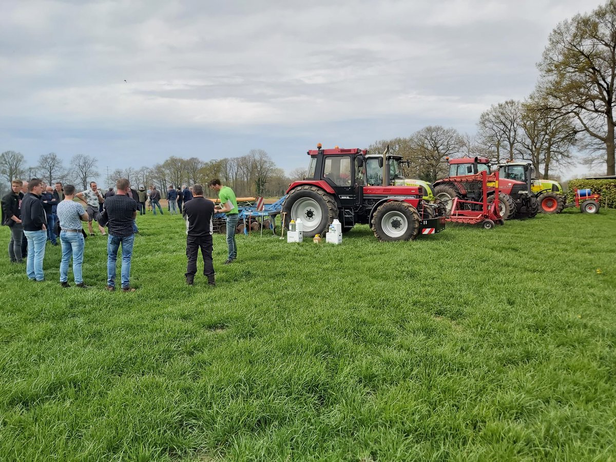 TomNie81's tweet photo. Volop belangstelling bij gras workshop in Aalten deze week i.s.m. @AgrowinBV over #kruidenrijk #stalvoeren #inkuilen en alles wat je moet weten om top graslandboer te zijn! #1001ha @LTONederland @urgenda https://t.co/O3WN44jkar