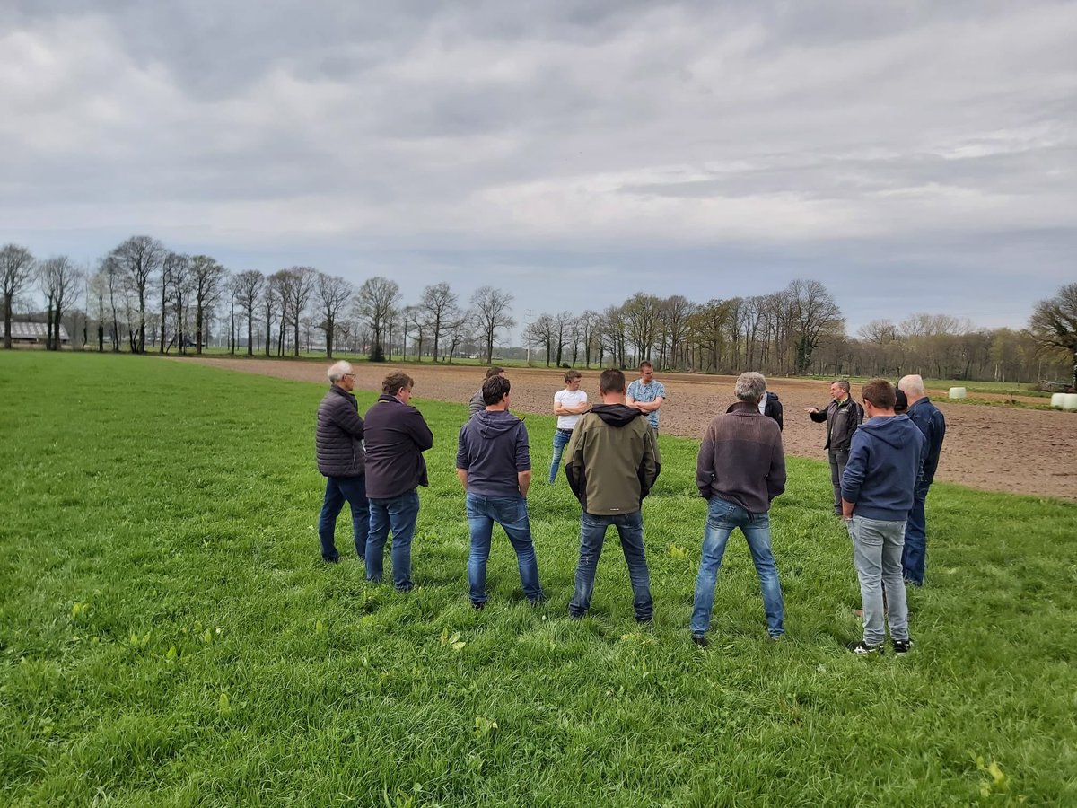 TomNie81's tweet photo. Volop belangstelling bij gras workshop in Aalten deze week i.s.m. @AgrowinBV over #kruidenrijk #stalvoeren #inkuilen en alles wat je moet weten om top graslandboer te zijn! #1001ha @LTONederland @urgenda https://t.co/O3WN44jkar