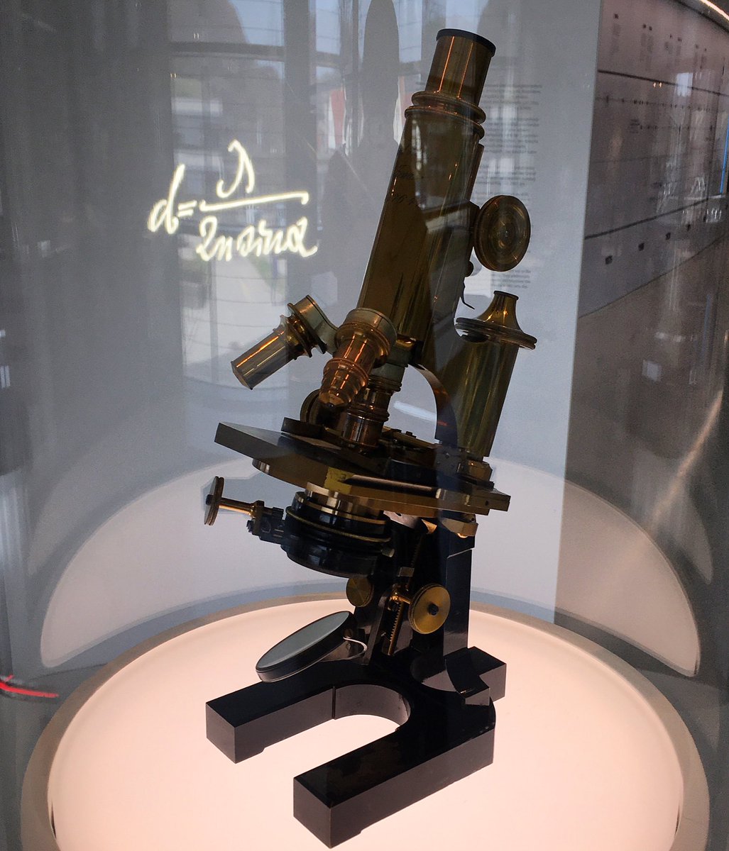 Ulrike_Boehm's tweet image. Such a beauty 🤩 Looking at one of the earliest #Zeiss microscopes 🔬 with #ErnstAbbe’s equation stating the #diffractionlimit in the bg at the @ZEISS_Group’s Museum of Optics - It is always fascinating to learn about the history of science &amp;amp; technology 👉 zeiss.com/corporate/int/…