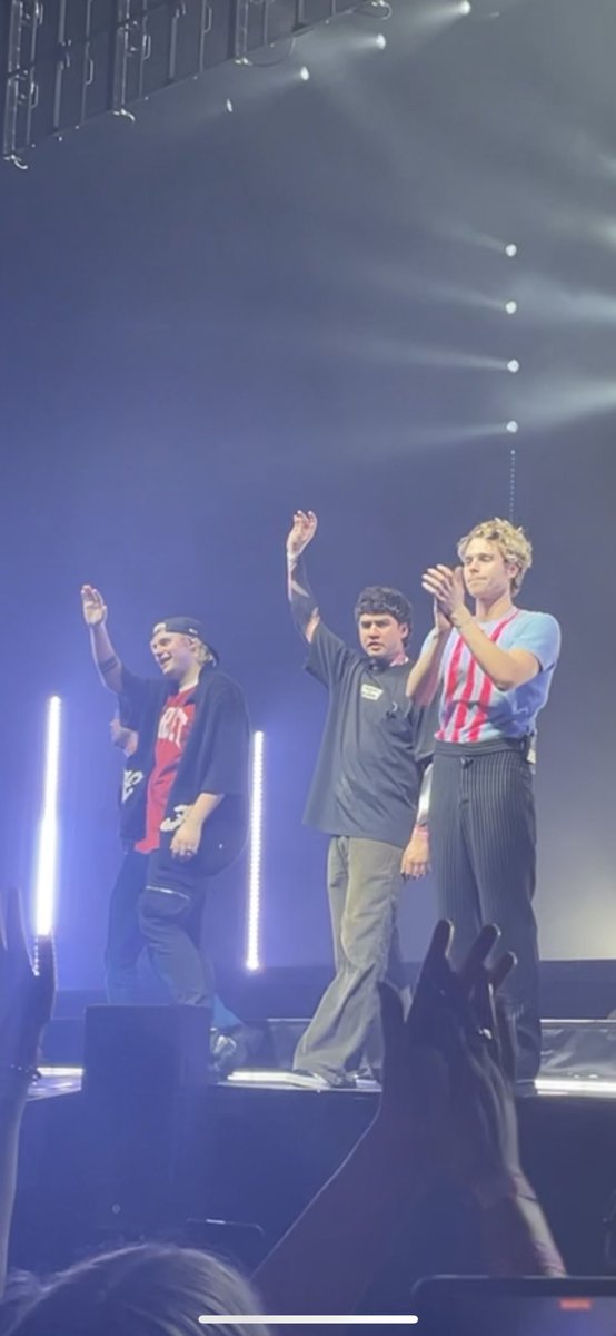 _Condy's tweet photo. @5SOS #5SOSGlasgow https://t.co/KqMJOjQ7oK