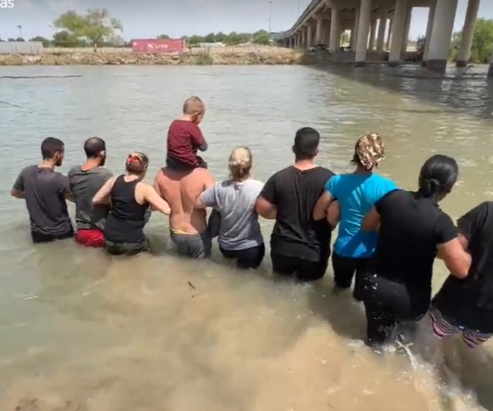 14ymedio's tweet photo. #Policías mexicanos #detectan a los #cubanos por 'los tenis' y les #cobran para llegar al #río Bravo👉Pasan en promedio más de #300cubanos al día desde Acuña y Piedras Negras, en México, a Texas, Estados Unidos, confirma un socorrista https://t.co/1J4KFvwWBY https://t.co/xxBFxKYL7Q