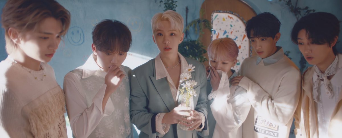 summerinwaterer's tweet photo. 아 진심 컨셉 설명해줬을 거 생각하면 너무 웃김 그니까 여기가 네��랜드고 그래서 너네가 그림자가 없는 컨셉이고 호시야 너가 순수의 상징인 데이지를 들고 있다가 떨어트리면 돼
..에??
그냥 하나둘셋하면 꽃병을 놔 https://t.co/jEEAGGY0O6