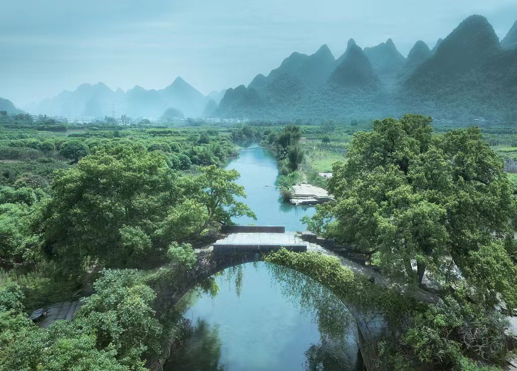 Guilin__China's tweet photo. It is a pity not to visit the Lijiang River and the Yulong River when traveling to Guilin. The latter appeared in the recently released movie "Fantastic Beasts: The Secret of Dumbledore ", Let’s enjoy the scenic river.
#picturesqueguilin
#Livinginnature
#discoverguilin https://t.co/mb2TsCR03Y