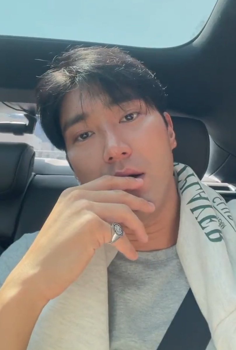 pearlsapphblue's tweet photo. The amount of fluffy siwon we got in such a short time is unbelievable 😵‍💫😵‍💫 https://t.co/sSeESxT60k