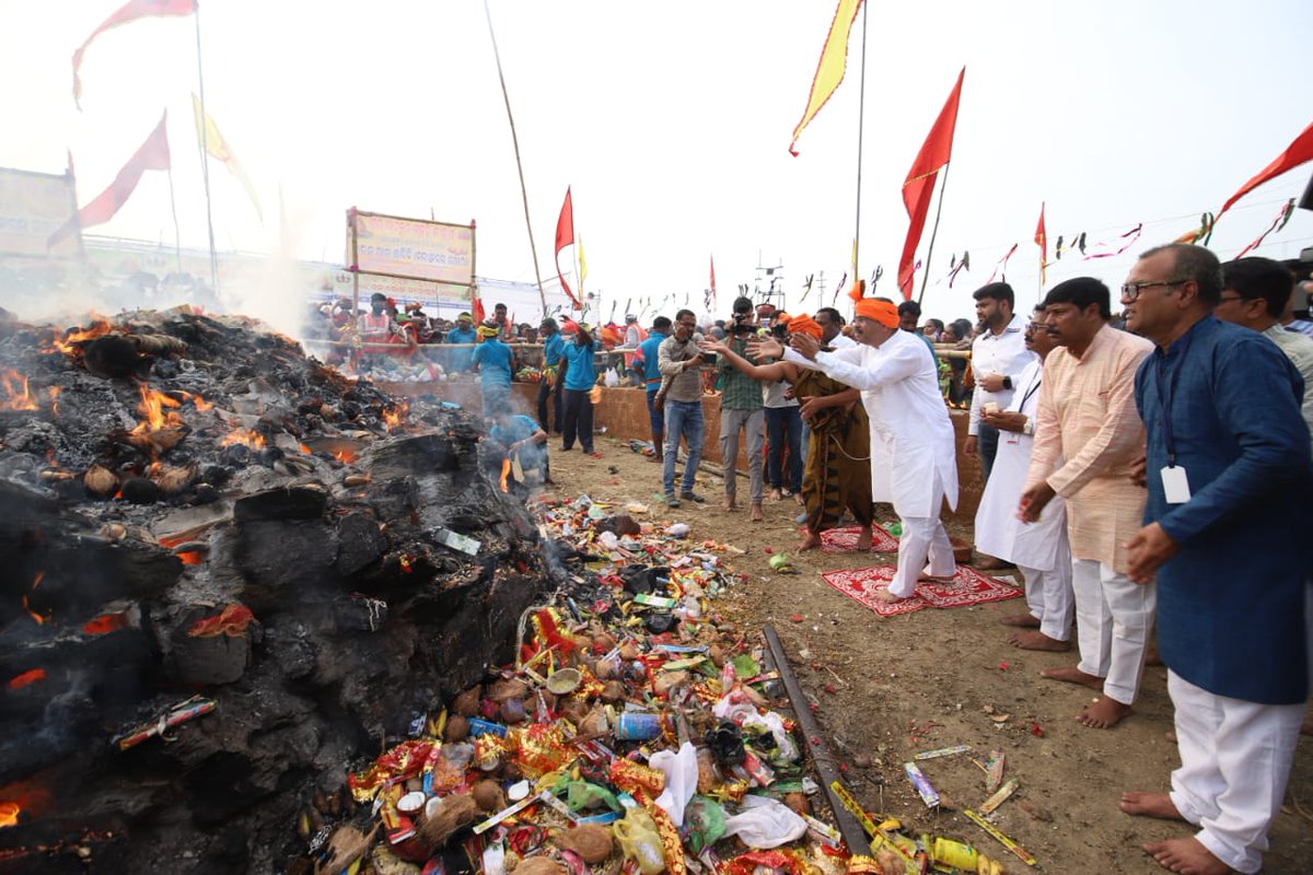 dpradhanbjp's tweet photo. ଆଜିର ଶୁଭ ଦିନରେ ଅନନ୍ତ ଶକ୍ତିର ଜ୍ୟୋତିର୍ମୟୀ ପ୍ରତୀକ ଓ ମଙ୍ଗଳମୟୀ ହିଙ୍ଗୁଳା ମା'ଙ୍କ ଉଭାସ୍ଥଳୀକୁ ପ୍ରତ୍ୟକ୍ଷ ଦର୍ଶନ କରିବାର ସାନ୍ନିଧ୍ୟ ଲାଭ କଲି । ମା’ଙ୍କ ଅପାର କରୁଣା ଓ ଆଶୀର୍ବାଦ ସମସ୍ତଙ୍କ ଉପରେ ସର୍ବଦା ରହିଥାଉ, ଏହା ହିଁ ପ୍ରାର୍ଥନା । https://t.co/rBItl0HbeX
