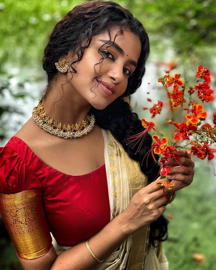 kerala9's tweet photo. സെറ്റ് സാരിയിൽ സുന്ദരിയായി അനുപമ , ചിത്രങ്ങൾ കാണാം https://t.co/Q2yi11LUoM
#anupamaparameshwaran #setsaree #saree #fashion #latest #kerala9 #celebrity #trending
@anupamahere https://t.co/WapHtDajAu