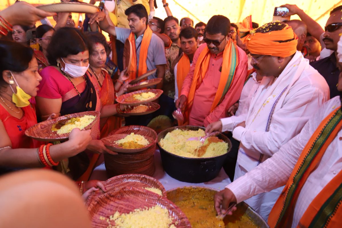 dpradhanbjp's tweet photo. ହିଙ୍ଗୁଳା ମା'ଙ୍କ ଉଭାସ୍ଥାନରେ ଆଶୀର୍ବାଦ ନେବା ପରେ ଶ୍ରଦ୍ଧାଳୁଙ୍କୁ ପ୍ରସାଦ ବିତରଣ କରି ନିଜକୁ ଧନ୍ୟ ମନେ କଲି । https://t.co/BoF0xp9cB6