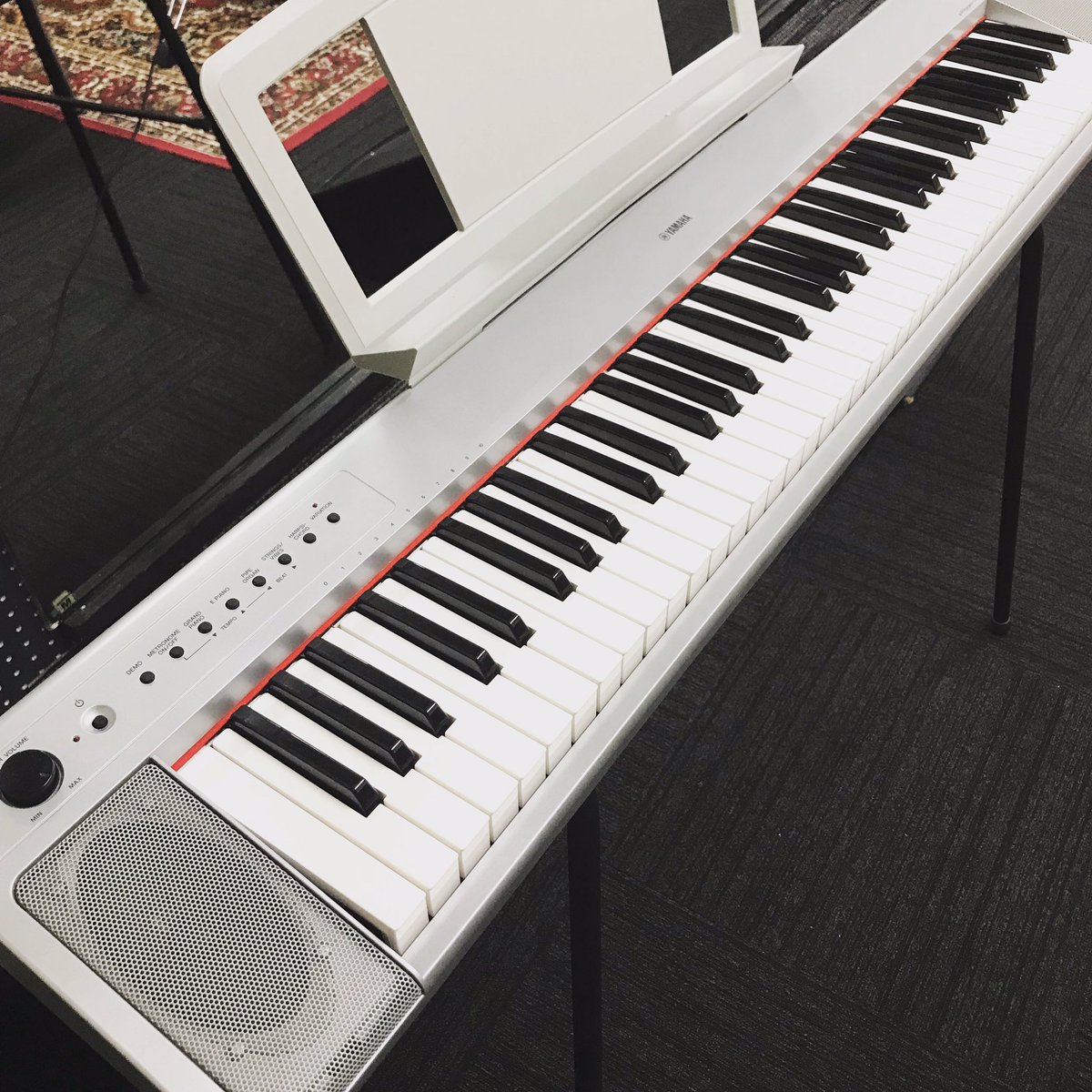 STUDIOSONGS758's tweet photo. YAMAHAのピアジェーロNP-31SをAスタジオに常設しております。タッチ感に優れたボックス型の76鍵盤です。
高品位でリアルなピアノ音を出すことができます。スタジオのミキサーと繋いでスピーカーから音を出すこともできますよ。
#音楽スタジオ
#ピアジェーロ
#piaggero
#キーボード
#名古屋 https://t.co/ZBqbQaBbp9
