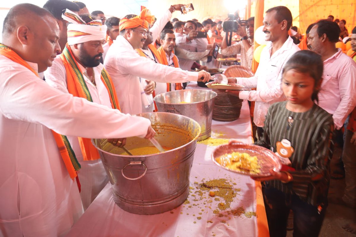 dpradhanbjp's tweet photo. ହିଙ୍ଗୁଳା ମା'ଙ୍କ ଉଭାସ୍ଥାନରେ ଆଶୀର୍ବାଦ ନେବା ପରେ ଶ୍ରଦ୍ଧାଳୁଙ୍କୁ ପ୍ରସାଦ ବିତରଣ କରି ନିଜକୁ ଧନ୍ୟ ମନେ କଲି । https://t.co/BoF0xp9cB6