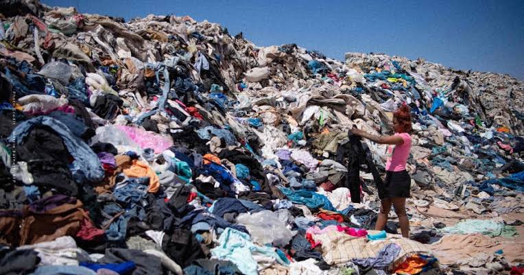 📌 Fast fashion ก็ส่งผลกระทบต่อโลก อยากให้ทุกคนเห็นคุณค่าในการผลิตเสื้อผ้าแต่ละตัว หรือวนกลับมาใส่ซ้ำกันนะคะ เพราะการผลิต 1 ครั้งใช้น้ำและฝ้ายจำนวนมหาศาล ส่งผลให้โลกร้อน

ในช่วง 3 ปีที่ผ่านมา วงการเสื้อผ้าแฟชั่นสั้นลงทุกปี จนกลายเป็นภูเขาเสื้อผ้าที่รอการเผา
 #LetTheEarthBreath