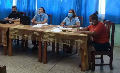 Se efectuó Asamblea de Representantes en la UEB Salinera Guantamo con el compromiso de seguir buscando alternativas para solucionar los problemas y declaranos listos para el desfile del 1ro de Mayo #CubaVive y Trabaja. #EnsalEnRevolución. Fotos Saraí, Dirección salina Guantánamo.