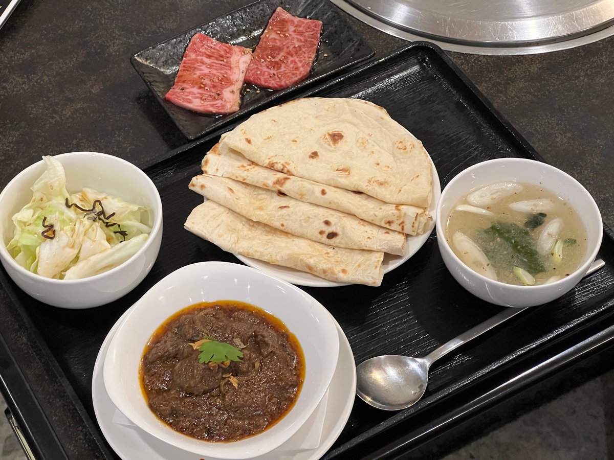 Mkitchen_machi8's tweet photo. 本日のスペシャルまだまだございます。最近は注文されるお客様が少ないので若干量を減らしましたが2200円と、いつもより安く提供致しております。
しかしながら店主の心意気はございます！
A5ランク国産黒毛和牛をチャパティと一緒に食べる幸せ
#焼肉 #バングラデシュ料理 #カレー #町屋 #A5ランク https://t.co/FRX3cSW0tu
