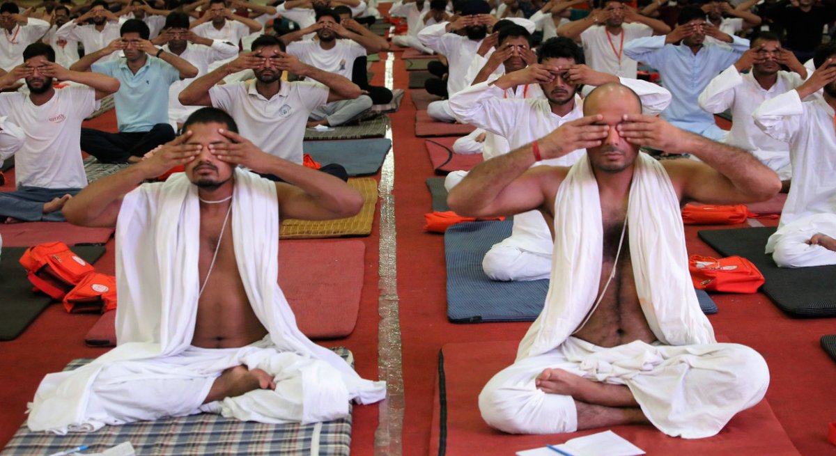 हमारे शरीर में रोग प्रतिरोधक क्षमता का मजबूत होना बहुत आवश्यक होता है। इसके लिए संतुलित और पौष्टिक खान-पान के साथ योग करना चाहिए। योग नीरोग बनाता है।