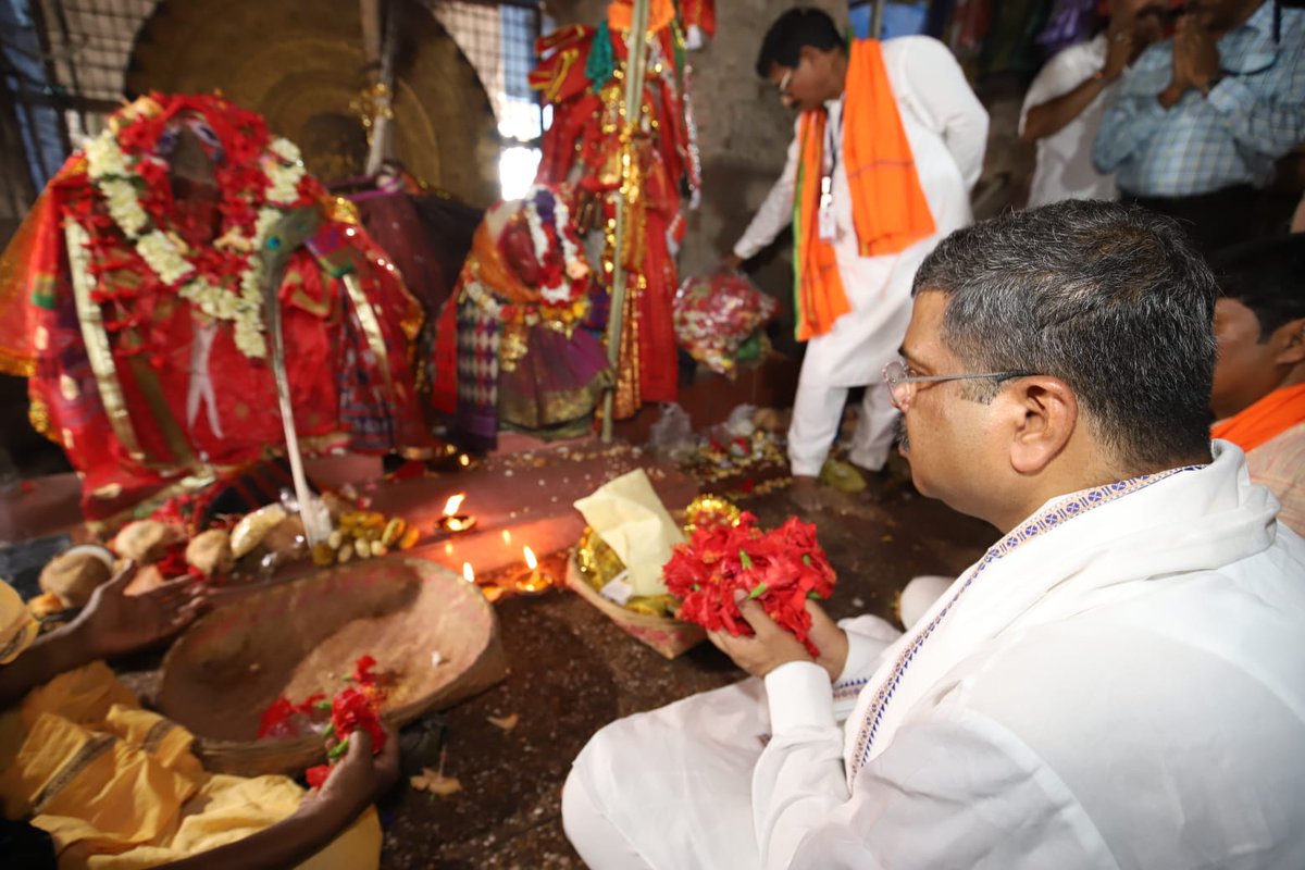 dpradhanbjp's tweet photo. ତାଳଚେରର ଅଧିଷ୍ଠାତ୍ରୀ ଦେବୀ ଅଗ୍ନିସ୍ୱରୂପା ମା’ ହିଙ୍ଗୁଳାଙ୍କ ଯାତ୍ରା ଦିନ ମା’ଙ୍କ ପ୍ରତ୍ୟକ୍ଷ ଦର୍ଶନ କରି ନିଜକୁ ଧନ୍ୟ ମନେକରୁଛି ।  ମା’ଙ୍କ ନିକଟରେ ଦେଶବାସୀଙ୍କ ମଙ୍ଗଳ କାମନା କରିବା ସହ ଜଗତର କଲ୍ୟାଣ ପାଇଁ ପ୍ରାର୍ଥନା କରୁଛି । https://t.co/jLQRMVW2nI