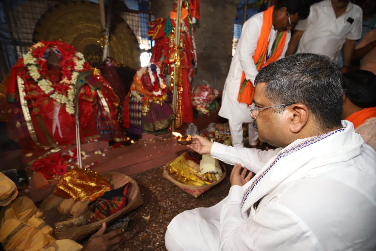 dpradhanbjp's tweet photo. ତାଳଚେରର ଅଧିଷ୍ଠାତ୍ରୀ ଦେବୀ ଅଗ୍ନିସ୍ୱରୂପା ମା’ ହିଙ୍ଗୁଳାଙ୍କ ଯାତ୍ରା ଦିନ ମା’ଙ୍କ ପ୍ରତ୍ୟକ୍ଷ ଦର୍ଶନ କରି ନିଜକୁ ଧନ୍ୟ ମନେକରୁଛି ।  ମା’ଙ୍କ ନିକଟରେ ଦେଶବାସୀଙ୍କ ମଙ୍ଗଳ କାମନା କରିବା ସହ ଜଗତର କଲ୍ୟାଣ ପାଇଁ ପ୍ରାର୍ଥନା କରୁଛି । https://t.co/jLQRMVW2nI