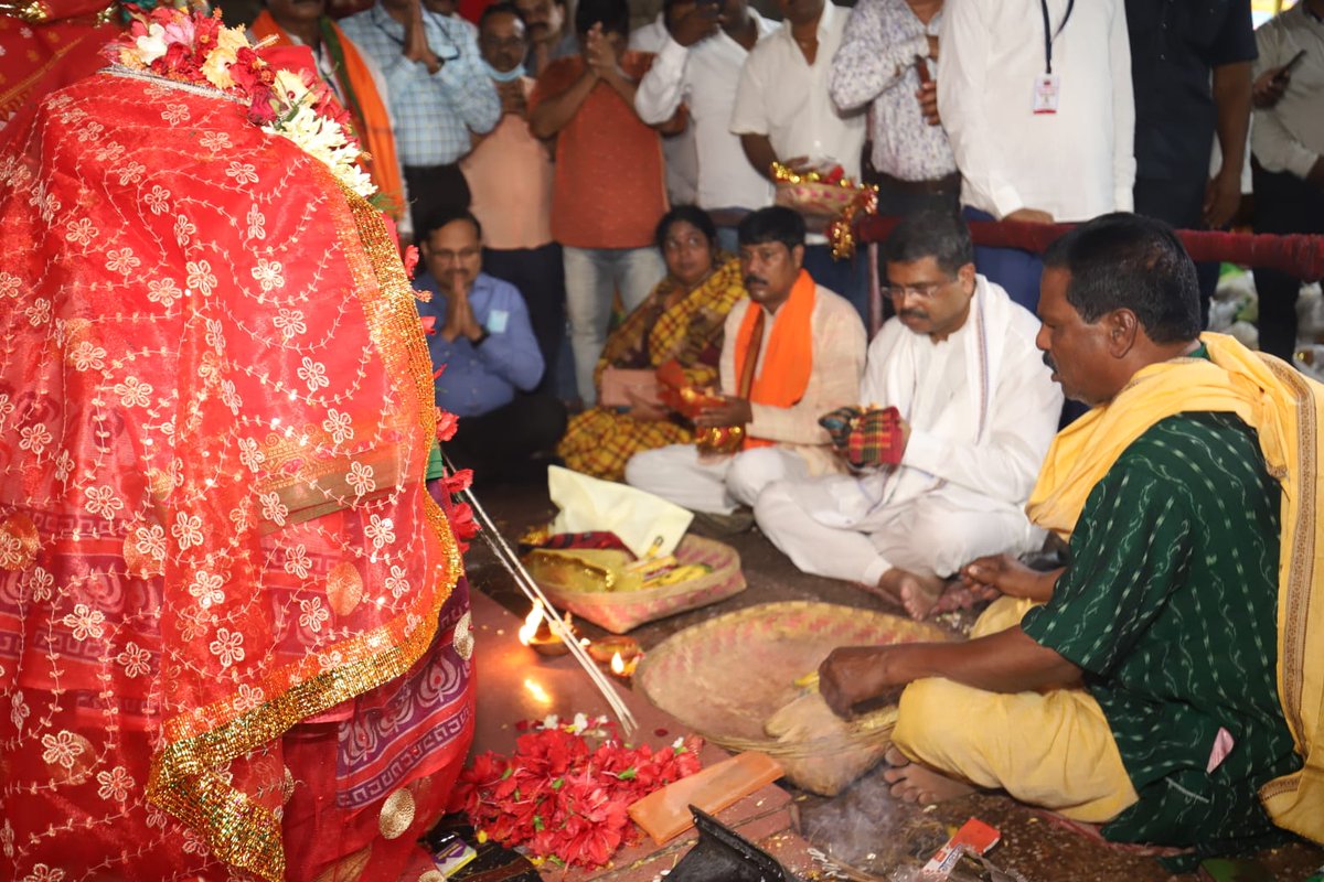 dpradhanbjp's tweet photo. ତାଳଚେରର ଅଧିଷ୍ଠାତ୍ରୀ ଦେବୀ ଅଗ୍ନିସ୍ୱରୂପା ମା’ ହିଙ୍ଗୁଳାଙ୍କ ଯାତ୍ରା ଦିନ ମା’ଙ୍କ ପ୍ରତ୍ୟକ୍ଷ ଦର୍ଶନ କରି ନିଜକୁ ଧନ୍ୟ ମନେକରୁଛି ।  ମା’ଙ୍କ ନିକଟରେ ଦେଶବାସୀଙ୍କ ମଙ୍ଗଳ କାମନା କରିବା ସହ ଜଗତର କଲ୍ୟାଣ ପାଇଁ ପ୍ରାର୍ଥନା କରୁଛି । https://t.co/jLQRMVW2nI
