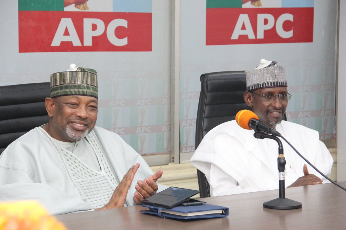 I presented a letter of appreciation and the FCT traditional gift on behalf of the @OfficialFCTA to the @OfficialAPCNg Deputy National Chairman (North) Senator Abubakar Kyari who was the Chairman, @NGRSenate Committee on the FCT.