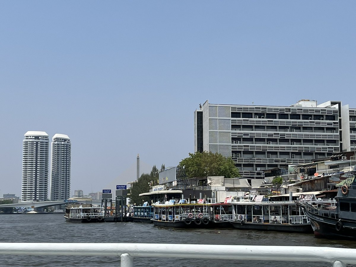 ad_acherry's tweet image. ออกมาเที่ยวที ถ่ายรูปเหมือนเด็กเก็บกด ถ้าทาทางนี้ ต้องมีกดภาพ โรงพยาบาลศิริราช #นึกถึงพระองค์ท่าน #throwbackYesterday #photography #ChaoPhrayaRiver #Bangkok #superhotday