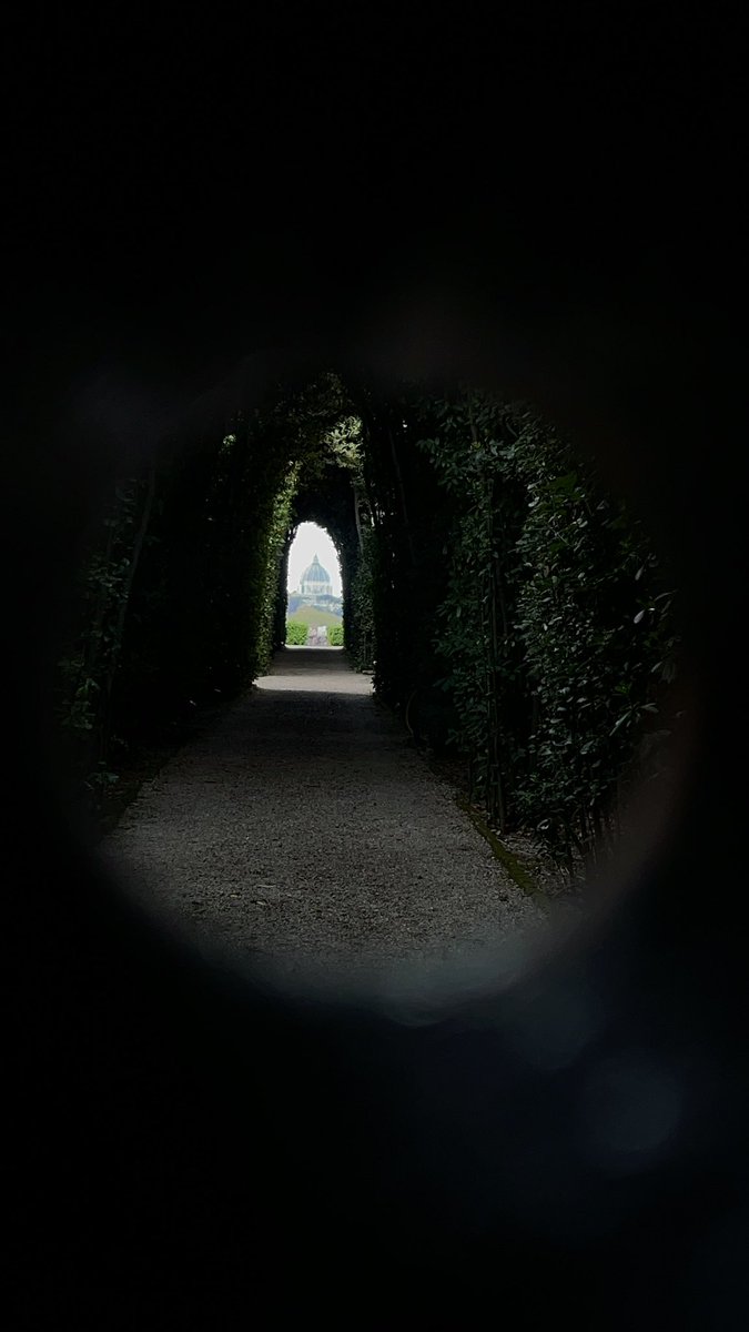 lukas_abulesz's tweet photo. Gestern hat es mich zum Schlüsselloch-Blick auf den #Aventin verschlagen. Zum ersten Mal in sieben Rom-Aufenthalten ist mir dabei ein halbwegs schönes Foto durch das #Schlüsselloch gelungen.
#Rom #Roma #Rome https://t.co/ZqWMSFrd4F