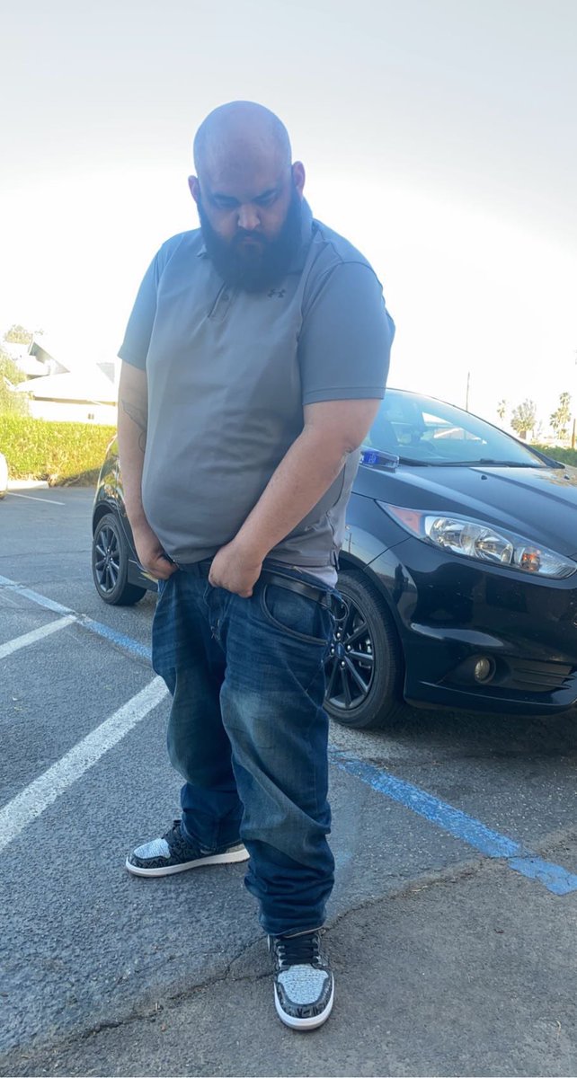 jesusjr09's tweet photo. We were just fucking around with this picture, but never realized how dropping 60lbs makes me look so damn different. #25togo https://t.co/jz5LL8TYK4