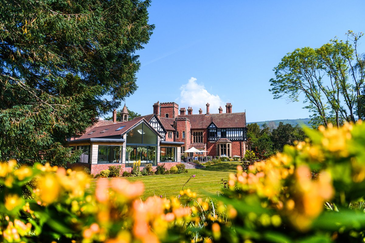 𝐈𝐓'𝐒 𝐀 𝐆𝐎𝐎𝐃 𝐅𝐑𝐈𝐃𝐀𝐘 ♡ 

The first 'normal' Easter since 2019! What a treat 🍫

What's everyone up to this Easter Weekend?

We hope it involves a nice spring walk, family &amp; friends, maybe a tipple or two, and of course a bit (a lot*) of CHOCOLATE!