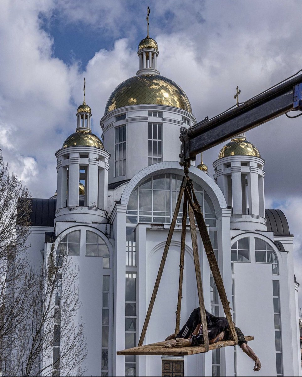 plexuz's tweet image. Я твитну это ещё раз, потому что когда я делал ретвит я не знал кто такой Алекс Кент и ошибочно подумал что это фото по типу протеста в Тбилиси. Алекс Кент - документалист. Это поднятие тел из братской могилы. Это реально Буча.  Это одно из примерно 360 погребённых там тел. ❣️