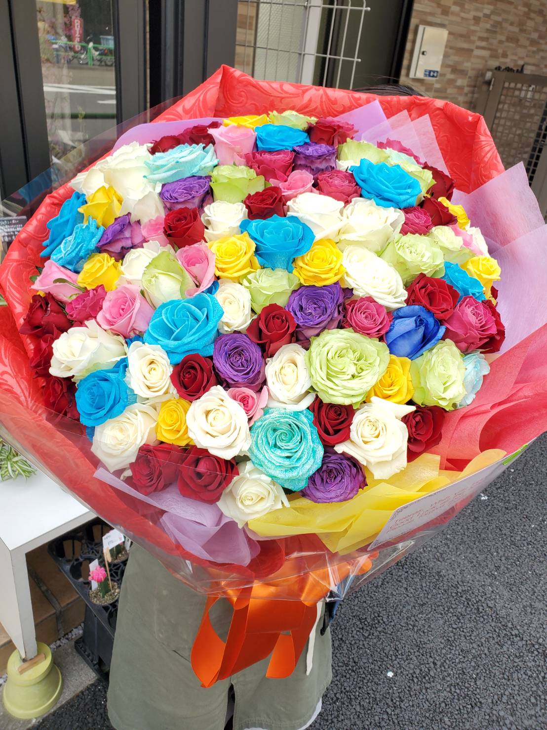تويتر Jfnおくりもん على تويتر バラ１００本の花束です W 11種類のバラを使用しております 配達店 花文 花 花屋 東京都 千代田区 東京花屋 花文 花束 バラ花束 バラ100本 映え おくりもん Jfn ジャパンフラワーネットワーク ジャパン