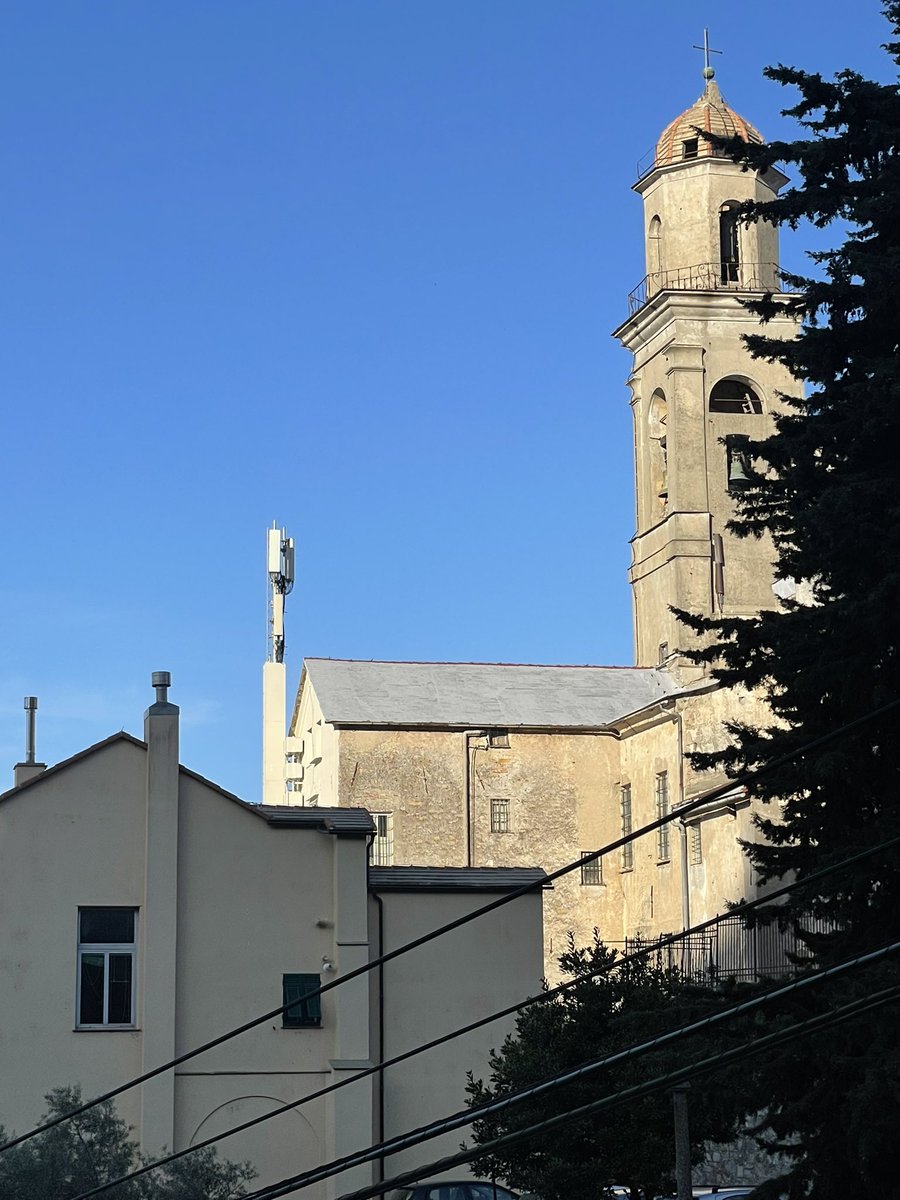 iavegno's tweet photo. Evidentemente a chi si occupa di #paesaggio piacciono le antenne e non le pale eoliche https://t.co/Q7eRX0yN4z
