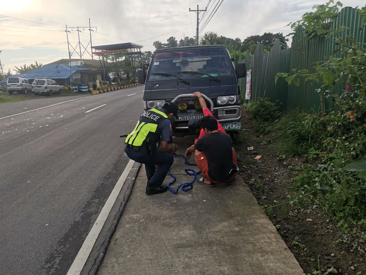 PNPTuba's tweet photo. Tuba police assigned at PCP Yagyagan helped a driver whose vehicle experienced mechanical defect along Naguilian Road. 
#PNPKakampiMo
#TeamPNP
#WeServeAndProtect
#tubamunicipalpolicestation
#tubamps
#benguetppotalyer https://t.co/1fewrwhP4q