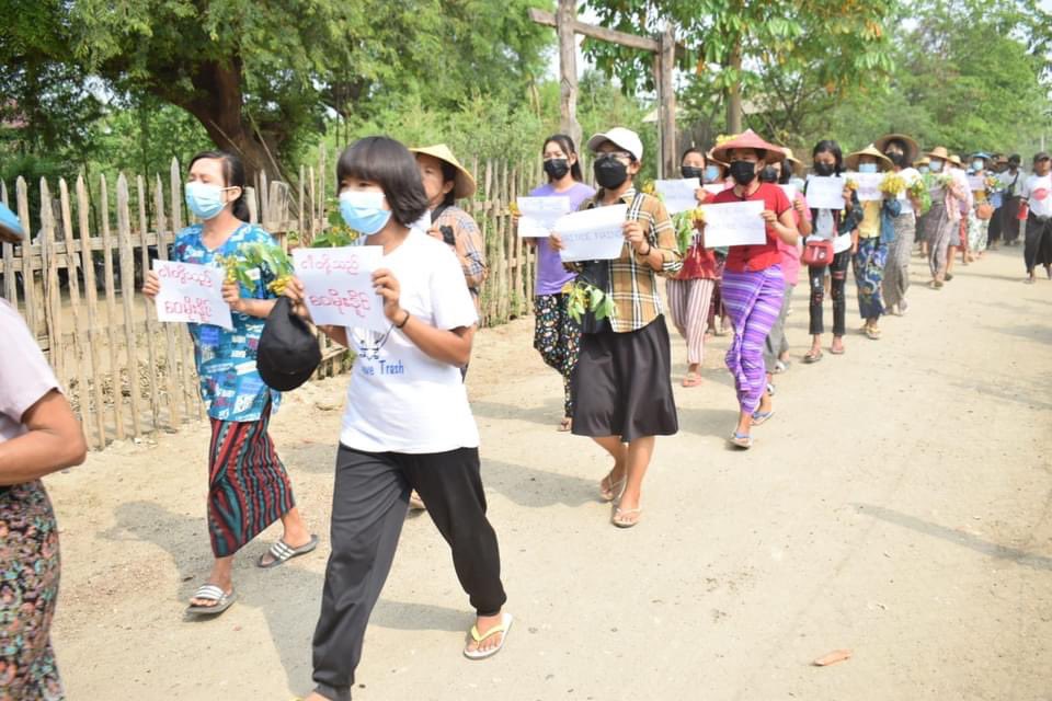 KYITHAR95368969's tweet photo. We All Are Wai Moe Naing !

Joint protest movement led by residents from eastern #Yinmarbin and northern #Salingyi Twps, #Sagaing , staged a strike of 401st day to oust #MilitaryDictatorship today.

#RevolutionaryThingyan 
#2022Apr15Coup      
#WhatsHappeningInMyanmar https://t.co/nhUnbUWqK7