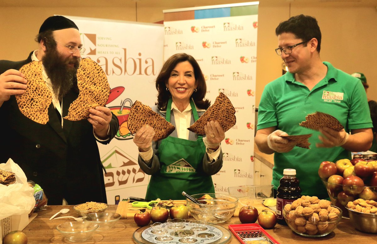 AlexRapaport's tweet photo. At #Masbia of #Queens @GovKathyHochul makes a perfect #Yachats with some Israeli hand #Matzah after tasting some #Charoset she made with @MasbiaChef @Ruben_DDiaz while joining the #CharosetDrive to #FeedTheNeedy for #Passover
#Mitzvah #Pesach #Charity https://t.co/zK9TWf8xkL