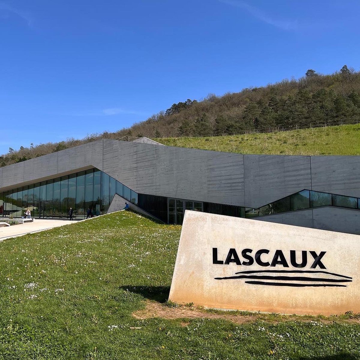 CaravanerosBlog's tweet image. Cueva de Lascaux IV. Una visita muy interesante para intentar comprender a esas personas que vivieron aquí hace 21000 años. Aparcamiento P2 para autocaravanas y visita guiada en castellano.