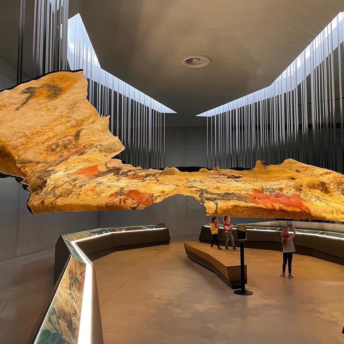 CaravanerosBlog's tweet image. Cueva de Lascaux IV. Una visita muy interesante para intentar comprender a esas personas que vivieron aquí hace 21000 años. Aparcamiento P2 para autocaravanas y visita guiada en castellano.