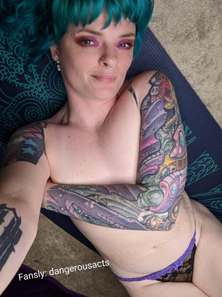 I'm hanging out on my Fansly tonight. Come talk to me. ☺️😈🔥💦💦