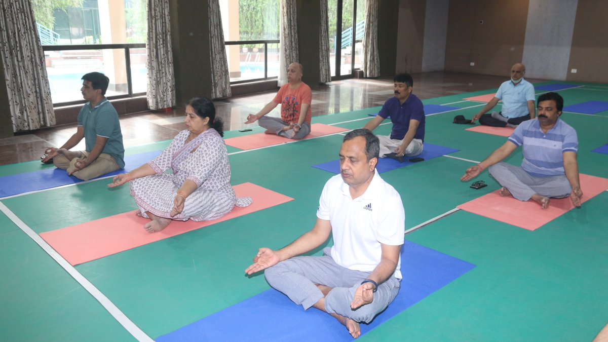CoalIndiaHQ's tweet photo. CIL Hq. today organised a session of yoga under the professional guidance of a yoga instructor in Kolkata. Shri. Pramod Agrawal, Chairman, CIL and employees of CIL participated in the yoga session which was organised as a part of #AzadikaAmritMahotsav https://t.co/4VGR2pkOmh